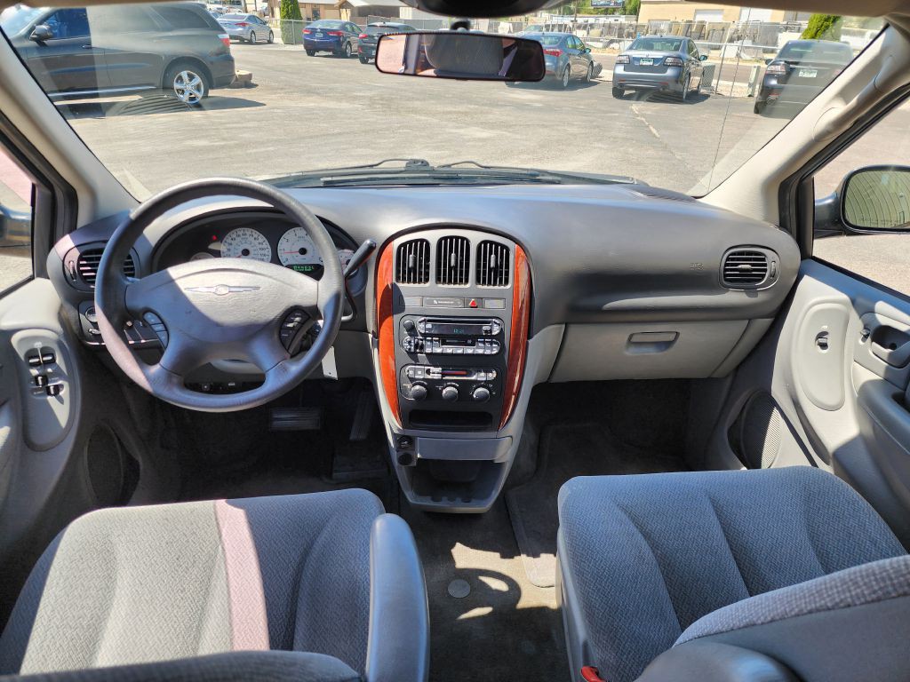 2005 Chrysler Town & Country Image 10