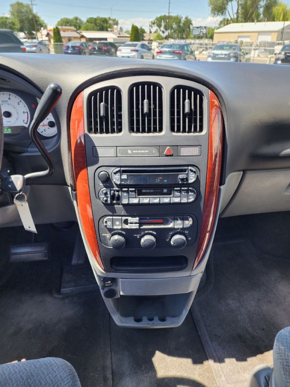 2005 Chrysler Town & Country Image 12
