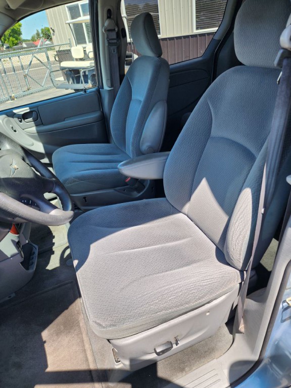2005 Chrysler Town & Country Image 13