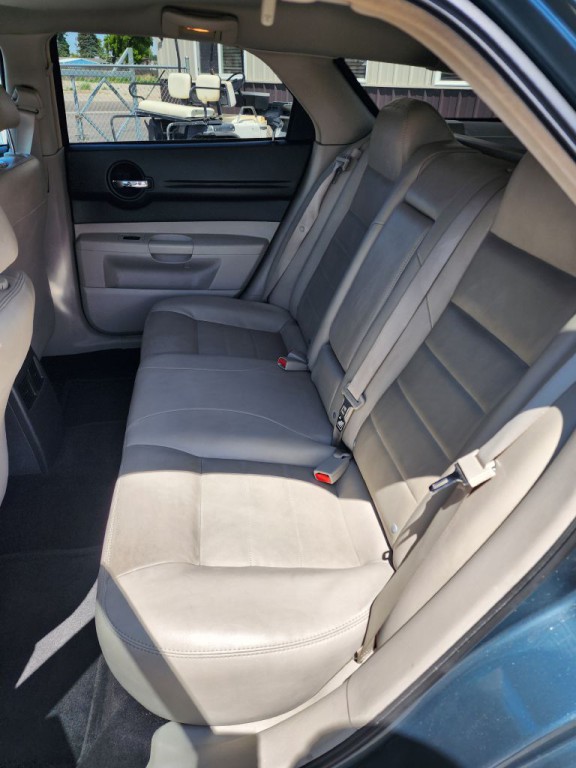 2005 Dodge Magnum Image 9