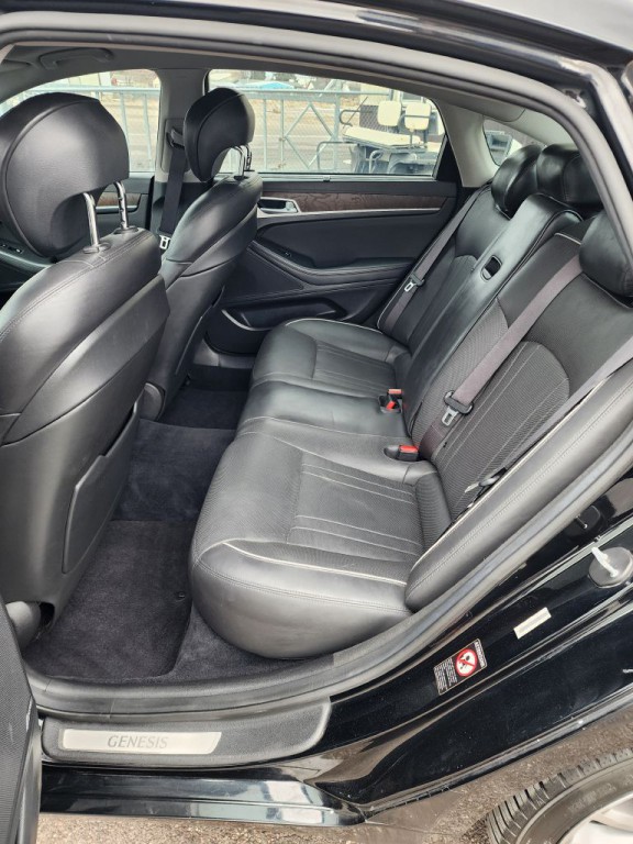 2015 Hyundai Genesis Image 9