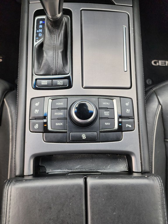2015 Hyundai Genesis Image 13