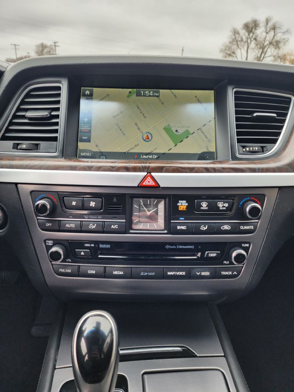 2015 Hyundai Genesis Image 14