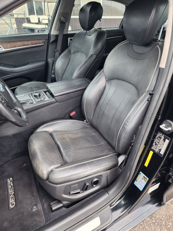 2015 Hyundai Genesis Image 15