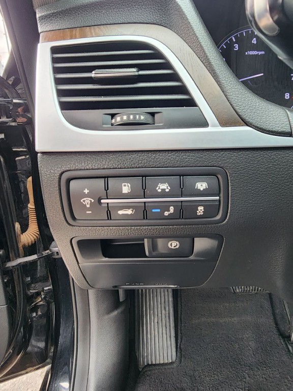 2015 Hyundai Genesis Image 16