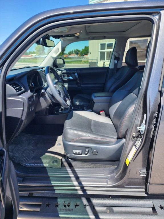 2020 Toyota 4Runner Image 17