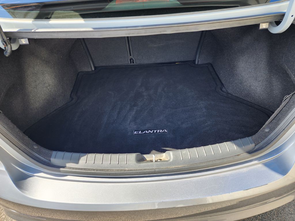 2017 Hyundai Elantra Image 5