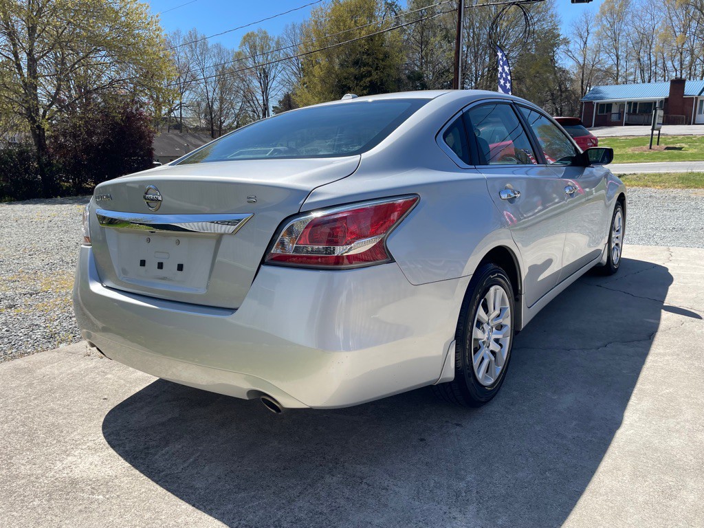 2015 Nissan Altima Image 4