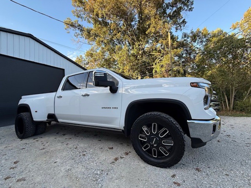 2024 Chevrolet Silverado 1500 Image 2
