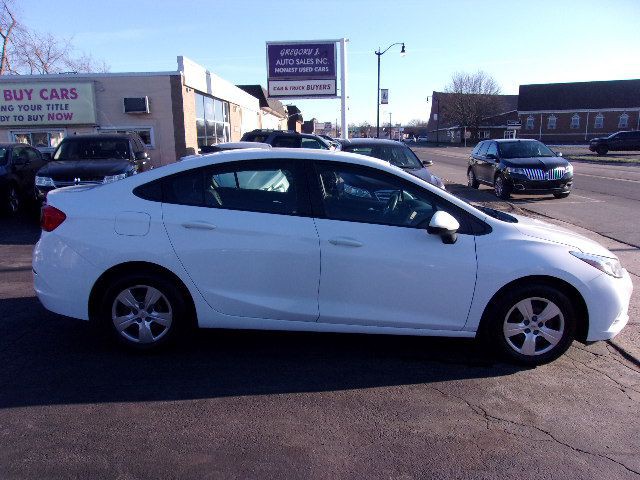 2017 Chevrolet Cruze Image 2