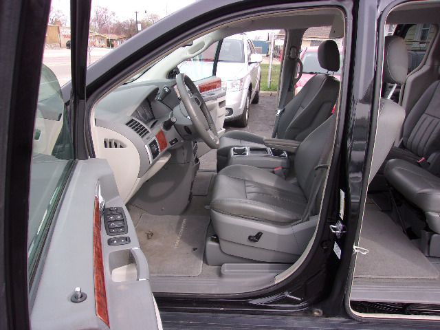 2009 Chrysler Town & Country Image 10