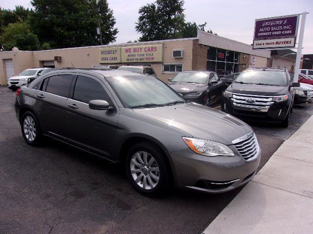 2011 Chrysler 200 Image 1
