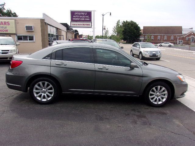 2011 Chrysler 200 Image 2