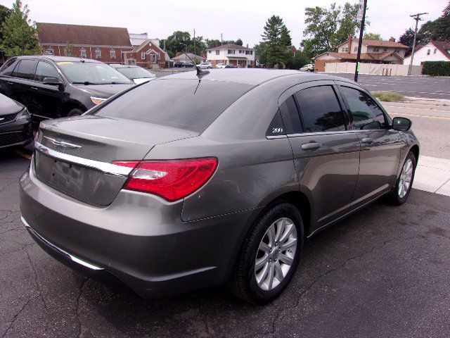 2011 Chrysler 200 Image 3