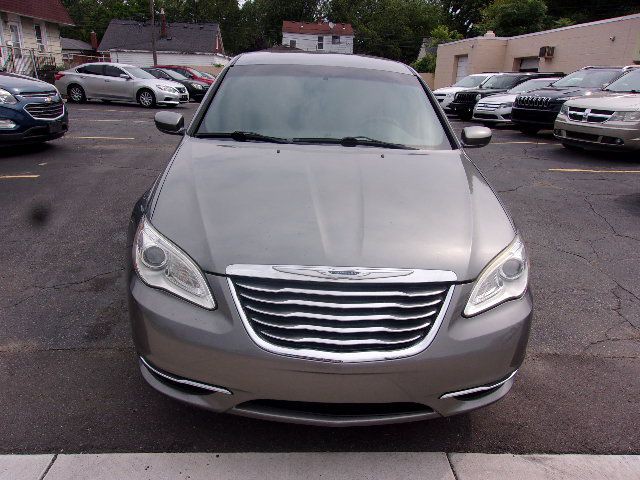 2011 Chrysler 200 Image 4