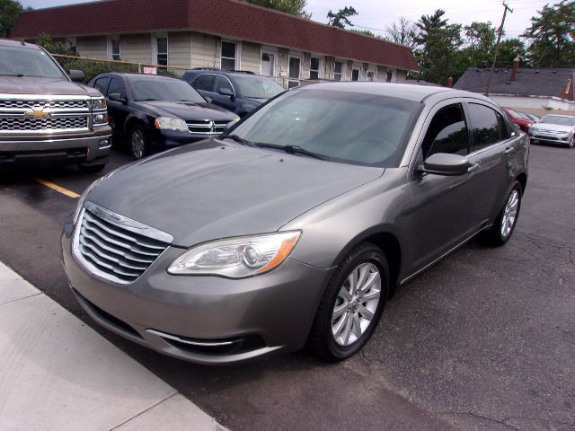 2011 Chrysler 200 Image 5