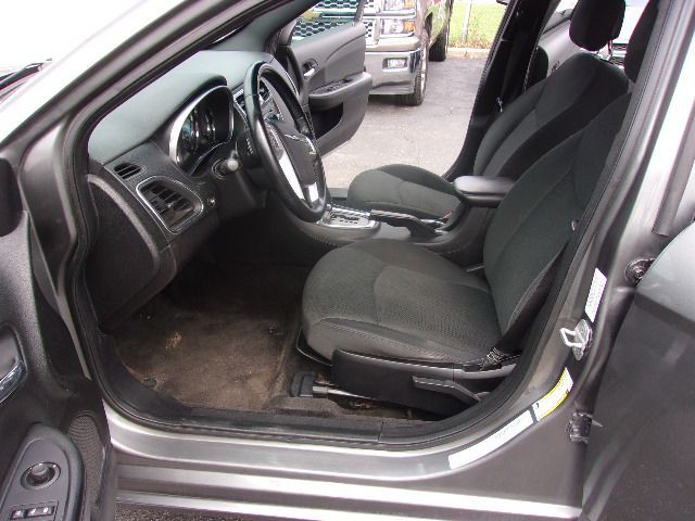 2011 Chrysler 200 Image 10