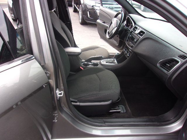 2011 Chrysler 200 Image 12
