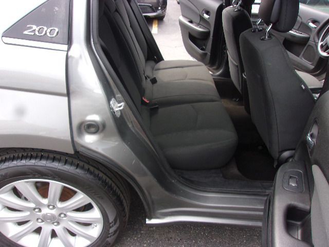2011 Chrysler 200 Image 13