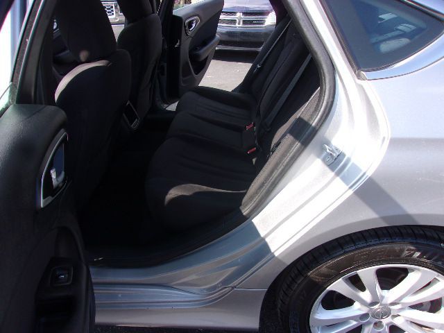 2015 Chrysler 200 Image 11