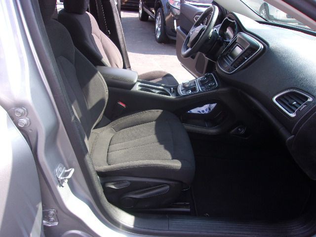 2015 Chrysler 200 Image 12