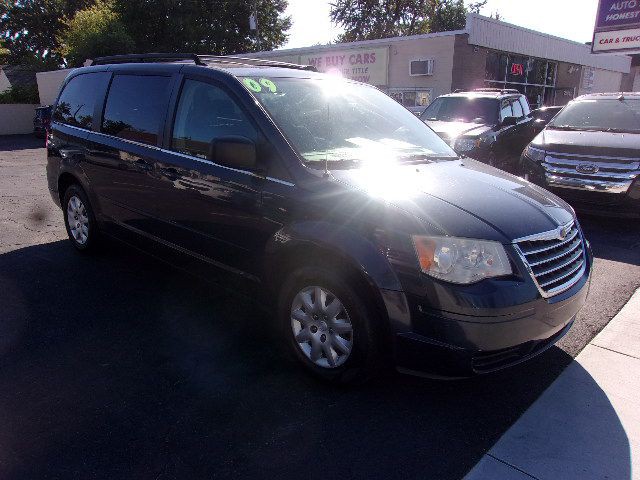 2009 Chrysler Town & Country Image 1