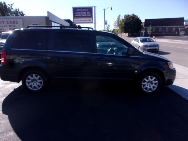 2009 Chrysler Town & Country Image 2