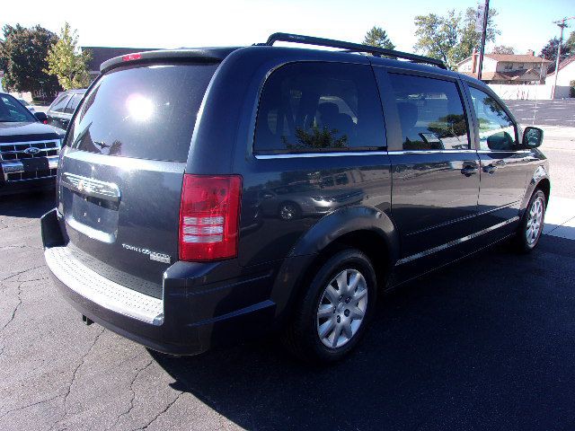 2009 Chrysler Town & Country Image 3