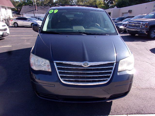 2009 Chrysler Town & Country Image 4
