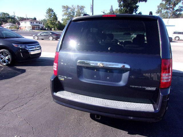 2009 Chrysler Town & Country Image 7