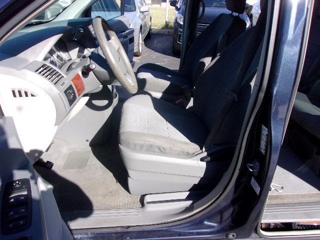 2009 Chrysler Town & Country Image 9