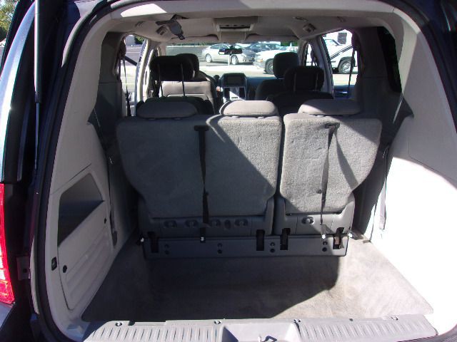 2009 Chrysler Town & Country Image 11