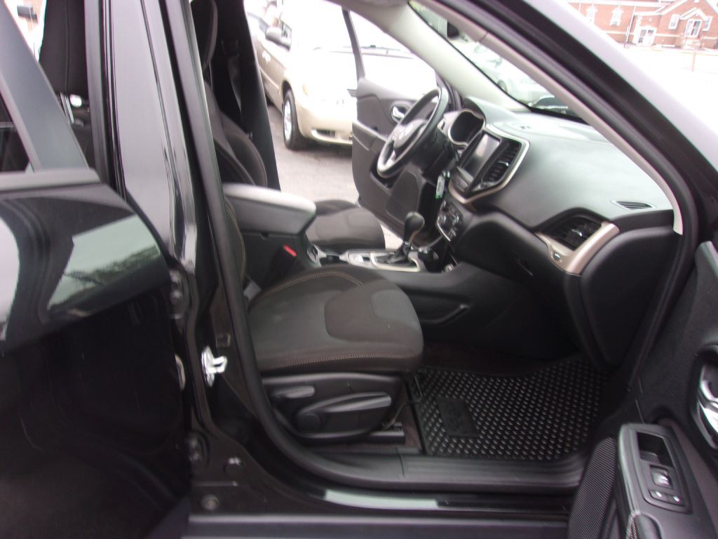 2016 Jeep Cherokee Image 11