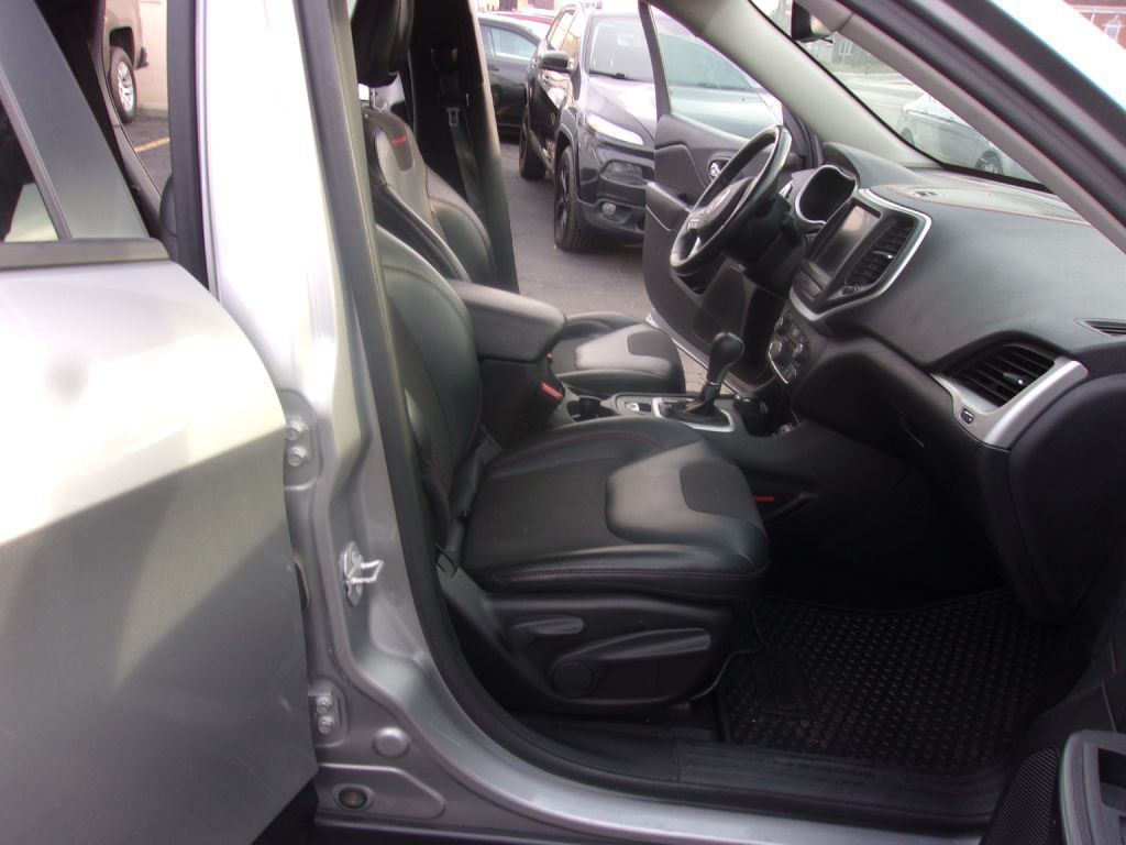 2016 Jeep Cherokee Image 12