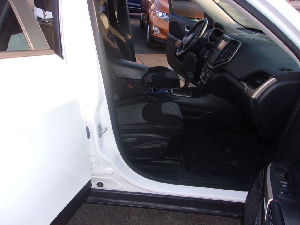 2017 Jeep Cherokee Image 14