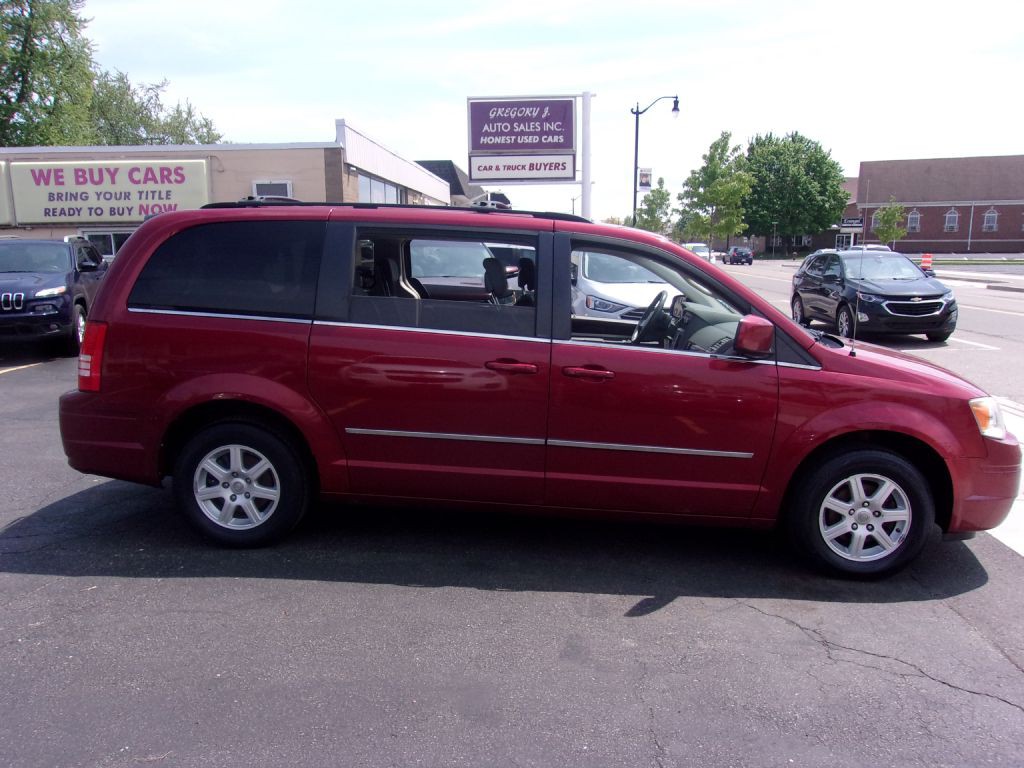 2010 Chrysler Town & Country Image 2