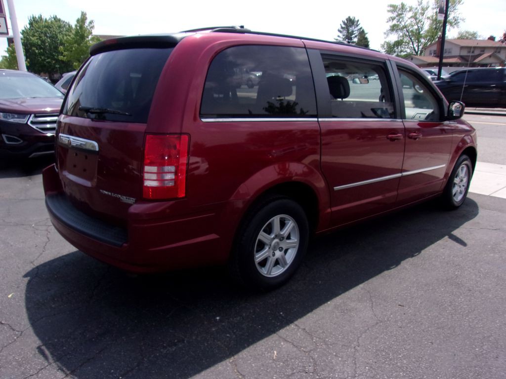 2010 Chrysler Town & Country Image 3