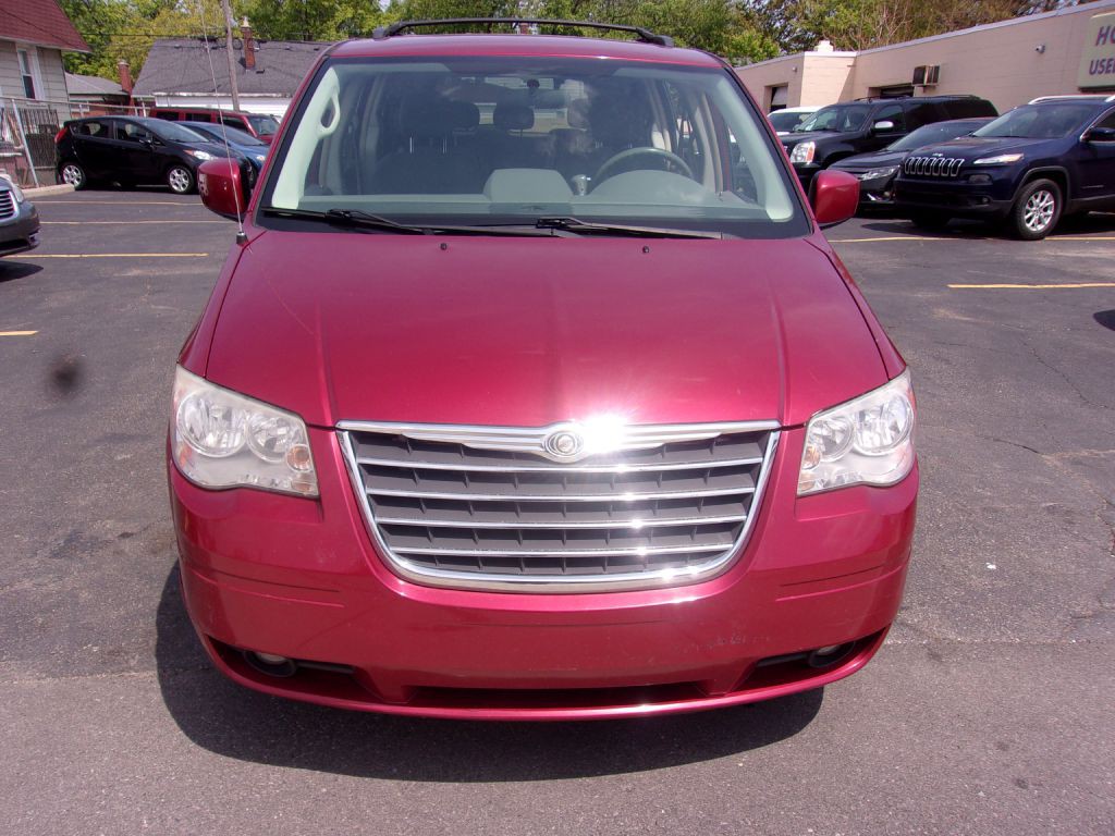2010 Chrysler Town & Country Image 4
