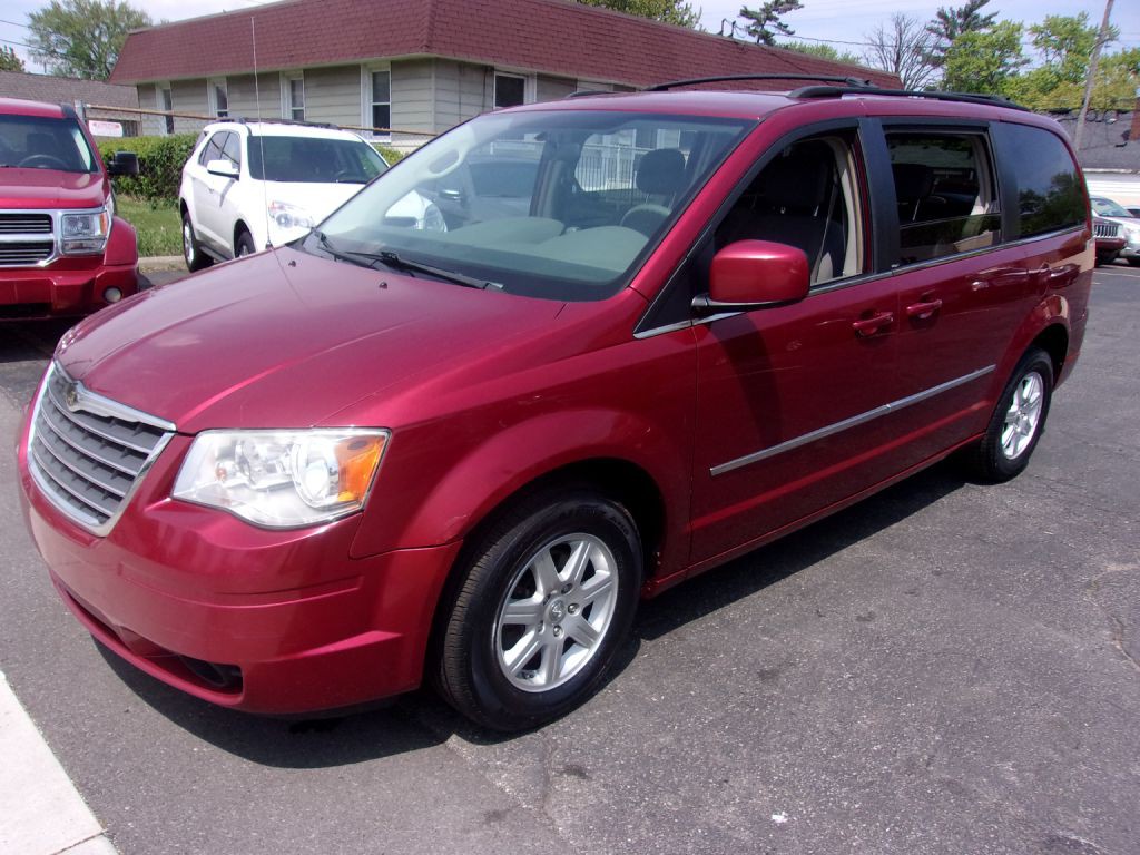 2010 Chrysler Town & Country Image 5
