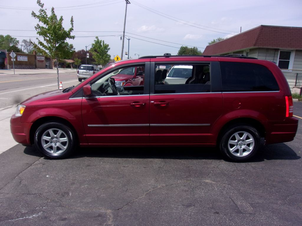 2010 Chrysler Town & Country Image 6