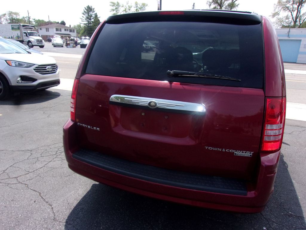 2010 Chrysler Town & Country Image 7