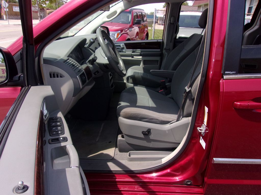 2010 Chrysler Town & Country Image 10