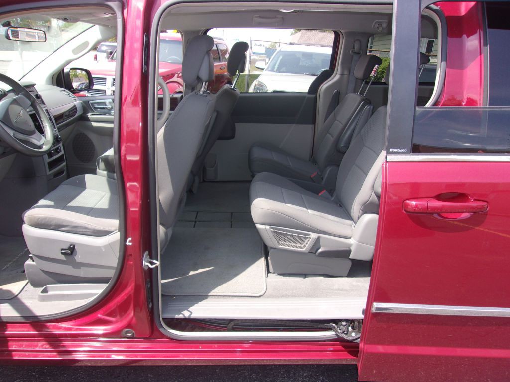 2010 Chrysler Town & Country Image 11
