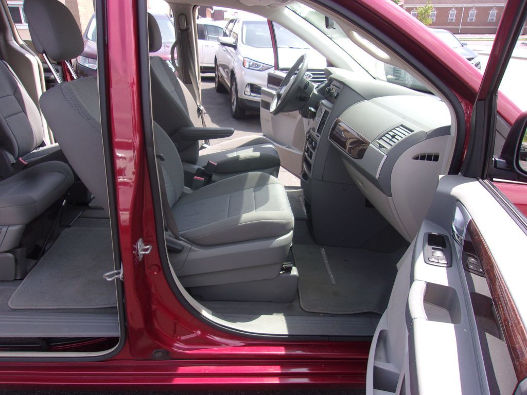 2010 Chrysler Town & Country Image 12