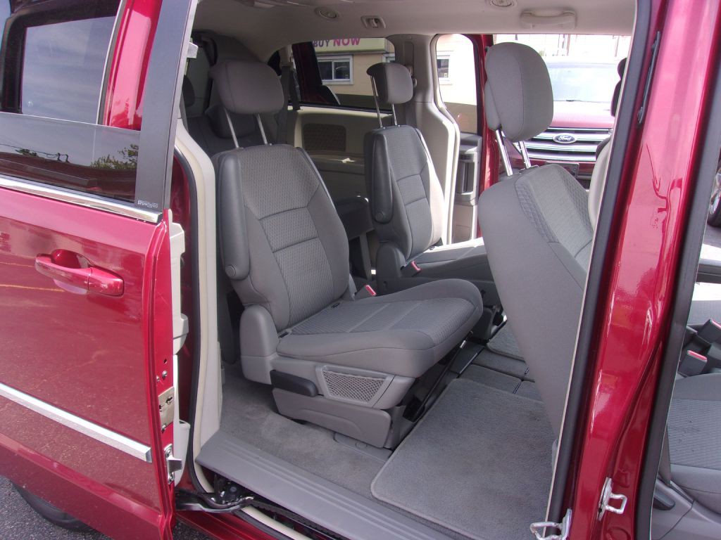 2010 Chrysler Town & Country Image 13