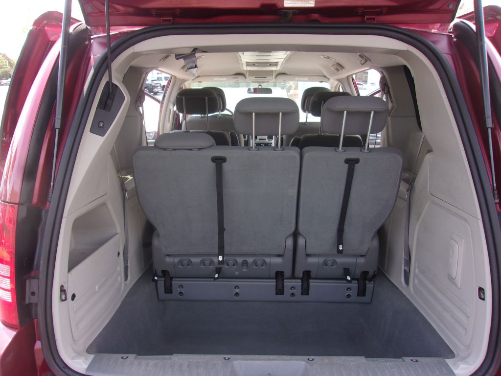 2010 Chrysler Town & Country Image 14