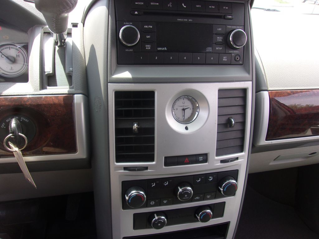 2010 Chrysler Town & Country Image 15