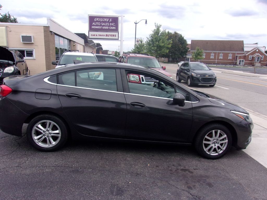 2017 Chevrolet Cruze Image 2
