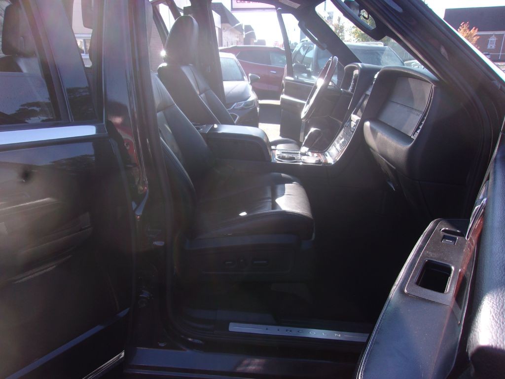 2015 Lincoln Navigator Image 11