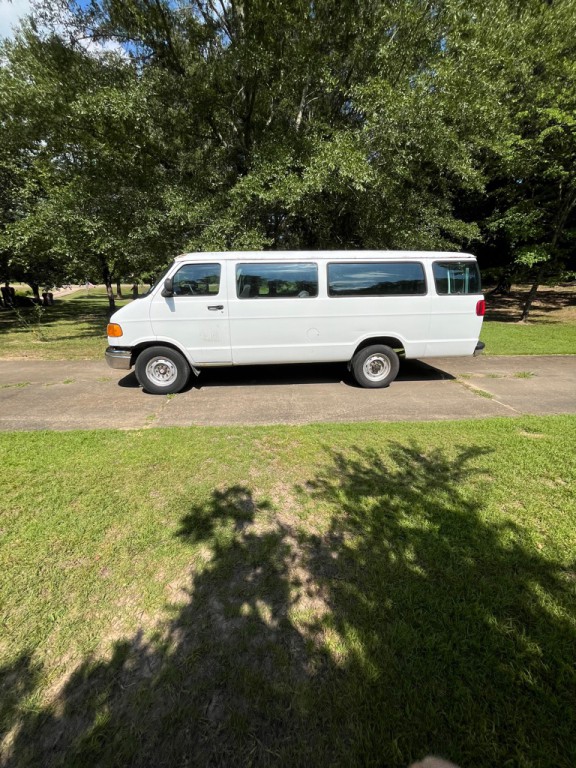 2001 Dodge Ram Van Image 2
